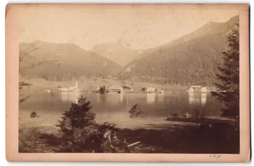 Fotografie unbekannter Fotograf, Ansicht Kochel am See, Blick über den See nach dem Ort