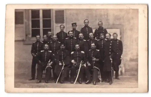 2 Fotografien Soldaten der preussischen Schlossgarde in Uniform mit Pickelhaube