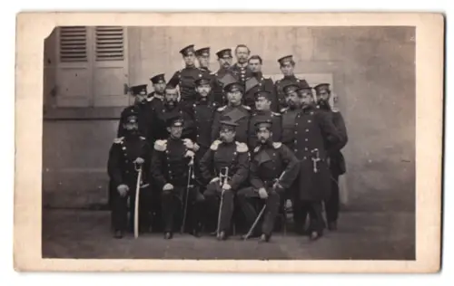 2 Fotografien Soldaten der preussischen Schlossgarde in Uniform mit Pickelhaube