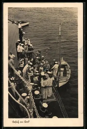 AK Zivilisten bei Besuch eines Kriegsschiffes der Kriegsmarine