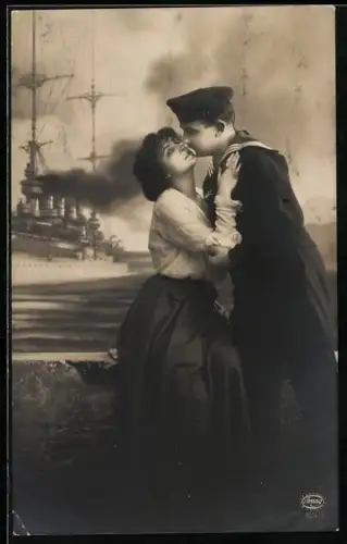 AK Matrose der Kaiserlichen Marine küsst seine Frau, Kriegsschiff im Hintergrund