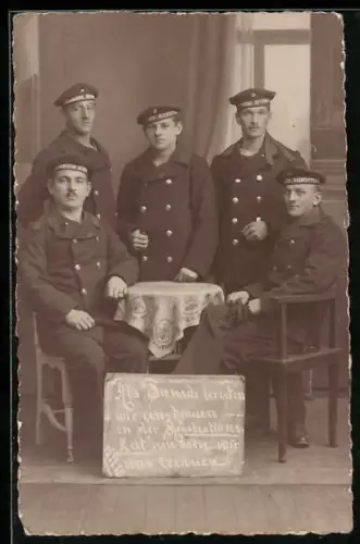 Foto-AK Gruppenaufnahme von Matrosen einer Torpedoboots-Halbflottille und einer Torpedo-Division