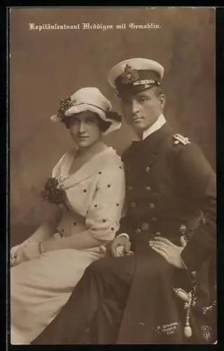 AK U-Boot-Kapitänleutnant Otto Weddigen in Uniform mit seiner Frau, Kmdt. von U-9 und U-29