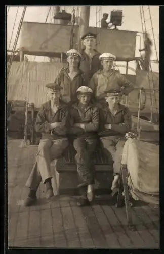 Foto-AK Matrosen des Kanonenbootes SMS Hyaene an Deck, Kriegsschiff