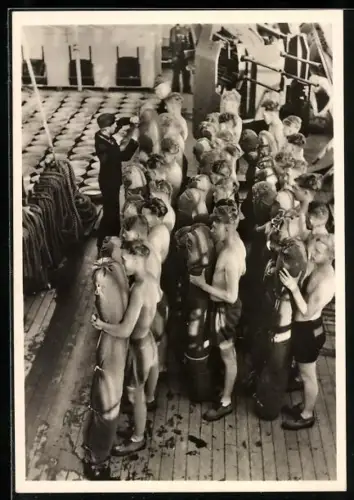 AK Hängemattenmusterung auf dem Mitteldeck eines Segelschulschiffes der Kriegsmarine