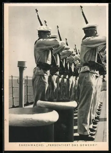 AK Ehrenwache eines Kriegsschiffes der Kriegsmarine präsentiert das Gewehr