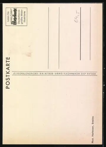 AK Ehrenwache eines Kriegsschiffes der Kriegsmarine präsentiert das Gewehr