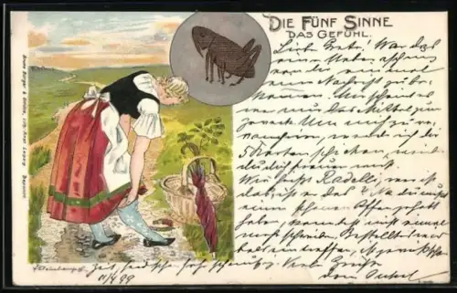 Künstler-AK Erich Kleinhempel: Frau in Tracht richtet sich ihre Strümpfe auf der Wanderung