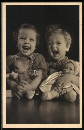 AK Zwei kleine Mädchen mit ihren Puppen