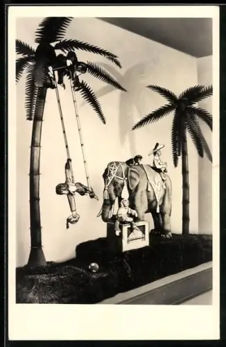 AK Sonneberg, Deutsches Spielzeugmuseum, Affe in einer Schaukel, Elefant spielt auf einer Orgel, Spielzeug