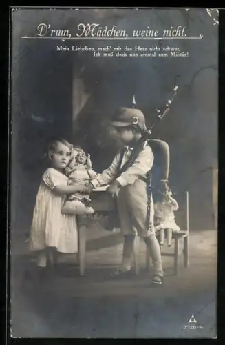 AK D`rum Mädchen weine nicht, kleiner Soldat mit Filzpickelhaube, Spielzeuggewehr und Bajonett
