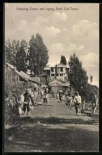 AK Kampong Tosari, Ingang Hotel Oud-Tosari, Menschen vor dem Sanatorium Tosari