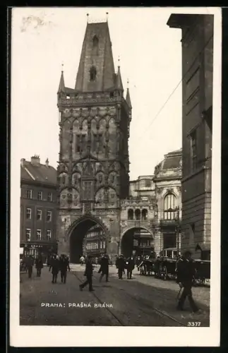 AK Prag / Praha, Prasna Brana, Passanten am städtischen Turm