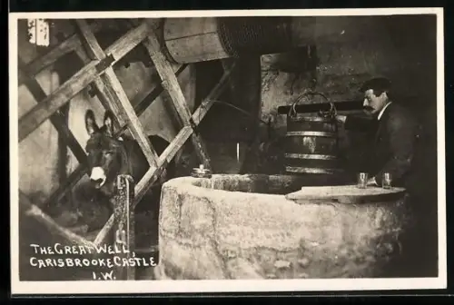 AK Maultier zieht den Eimer im Brunnen durch ein Seil hoch