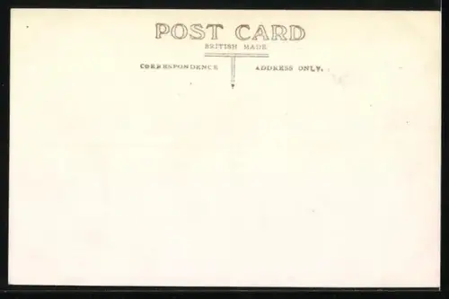 AK Maultier zieht den Eimer im Brunnen durch ein Seil hoch