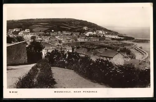 AK Mousehole, Totalansicht von Anhöhe aus auf Häuser, Felder und dem Meer