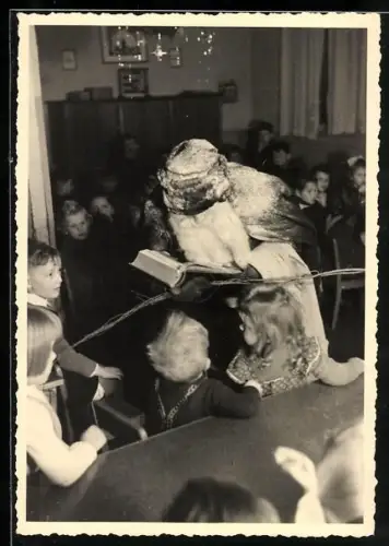 AK der Weihnachtsmann liest den Kindern etwas vor