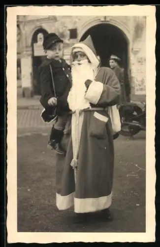 Foto-AK Weihnachtsmann mit Jungen auf dem Arm