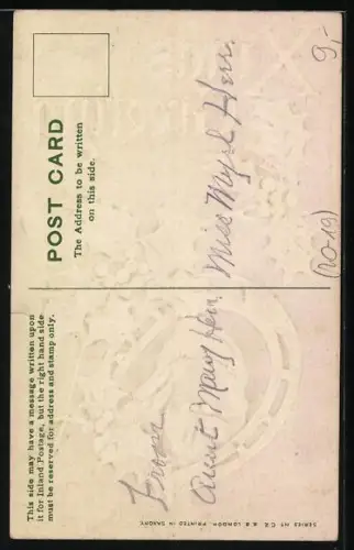 Präge-AK Weihnachtsmann in einem Hufeisen mit Stechpalmenzweigen