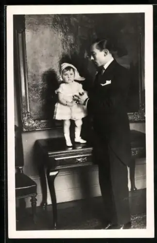 AK Bapteme du Petit Dauphin, 1933, Portrait