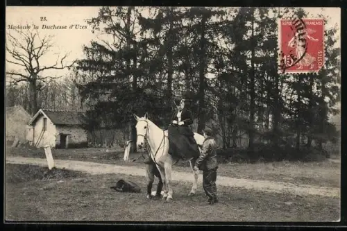 AK Madam la Duchesse d`Uzes dans le Parc