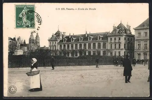 AK Tours, École du Musée et passants sur la place