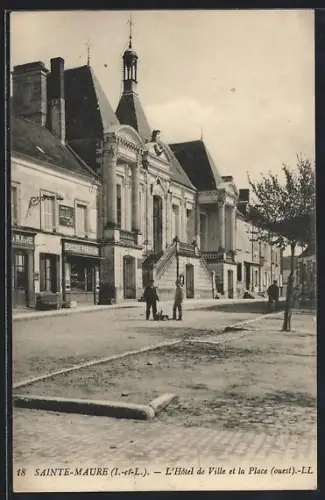 AK Sainte-Maure /I.-et-L., L`Hôtel de Ville et la Place, ouest