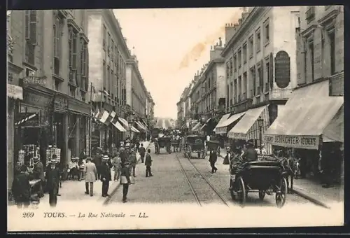 AK Tours, La Rue Nationale animée avec passants et calèches