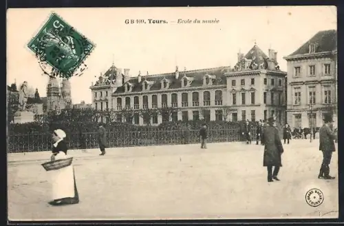 AK Tours, École du musée et passants sur la place