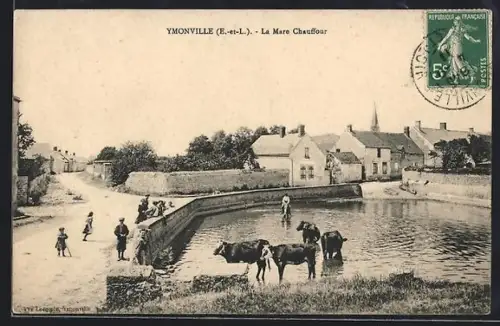 AK Ymonville /E.-et-L., La Mare Chantefour avec village en arrière-plan