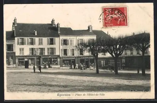 AK Épernon, Place de l`Hôtel-de-Ville avec commerces et passants