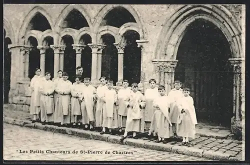 AK Chartres, Les Petits Chanteurs de St-Pierre de Chartres devant l`église
