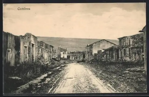 AK Combres, Rue principale avec bâtiments en ruines après la guerre