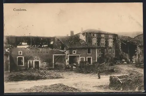 AK Combres, Bâtiments endommagés avec un soldat sur la route