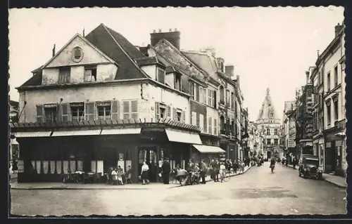 AK Dreux /Eure-et-Loir, Carrefour de Billy animé avec des passants et des bâtiments historiques