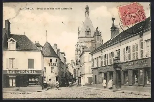 AK Dreux, Entrée de la Rue Porte-Chartraine avec boulangerie et commerces