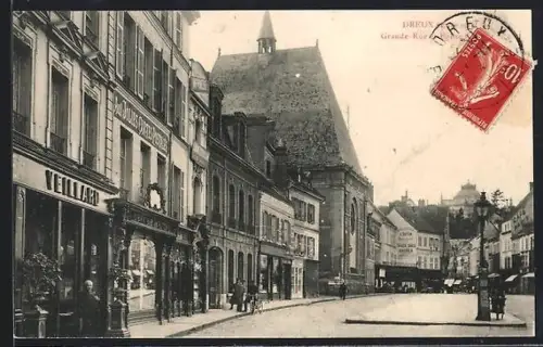 AK Dreux, Grande-Rue et église avec boutiques animées