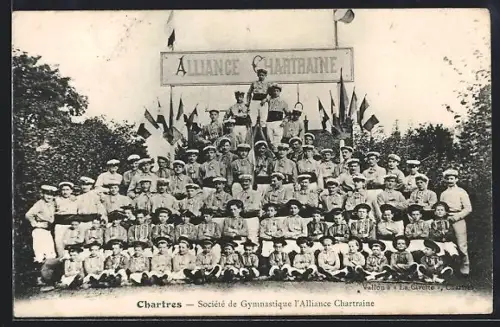AK Chartres, Société de Gymnastique l`Alliance Chartraine avec groupe de membres en uniforme