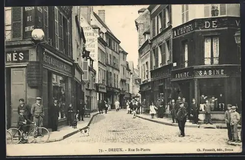 AK Dreux, Rue St-Pierre animée avec passants et commerces