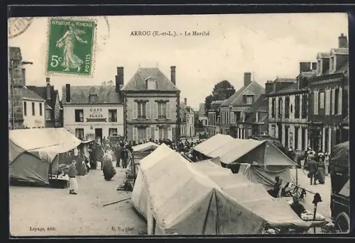 AK Arrou /E.-et-L., Le Marché animé avec tentes et foule devant le Café Place