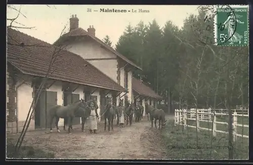 AK Maintenon, Le Haras avec chevaux et personnel devant les écuries