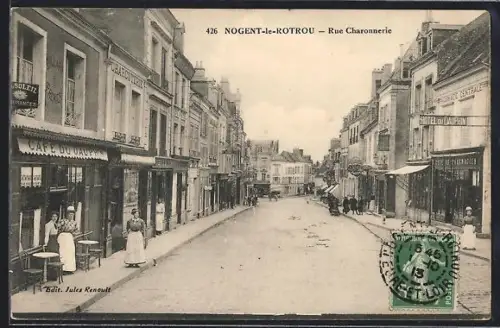 AK Nogent-le-Rotrou, Rue Charonnerie avec boutiques et passants