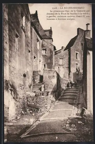 AK La Roche-Bernard, Rue de la Quenelle avec maisons Henri IV aux lucarnes sculptées
