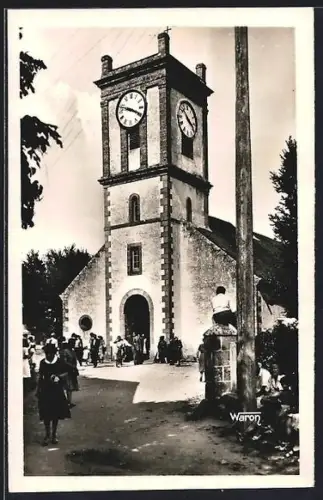 AK Ile aux Moines, Église avec tour de l`horloge et scène de rue animée