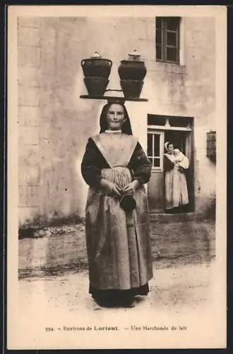 AK Lorient, Une marchande de lait portant des pots sur la tête devant une maison