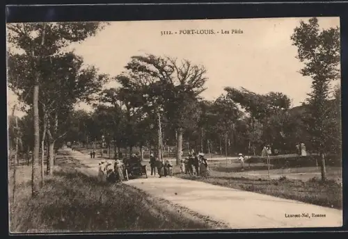 AK Port-Louis, Les Patis avec promeneurs sur l`allée boisée