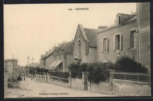 AK Quiberon, Vue de la rue principale avec maisons et clocher au loin