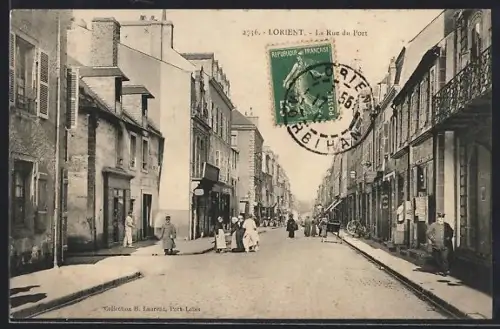 AK Lorient, La Rue du Port animée avec passants et bâtiments historiques