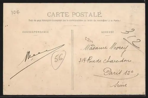 AK Lorient, La Rue du Port animée avec passants et bâtiments historiques