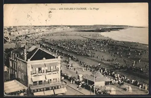 AK Les Sables-d`Olonne, La Plage animée avec foule et Grand Bazar en bord de mer